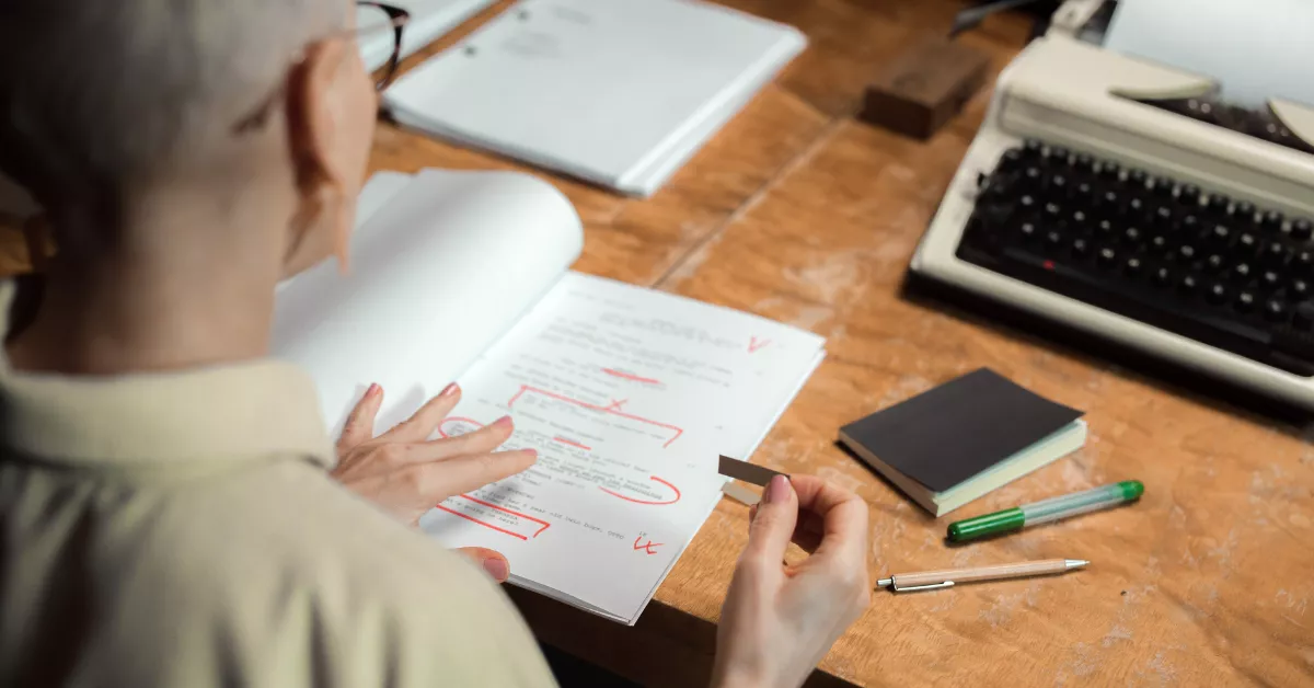 A una persona le cuesta menos de un minuto pedirle a la Inteligencia Artificial un guion redactado / CANVA