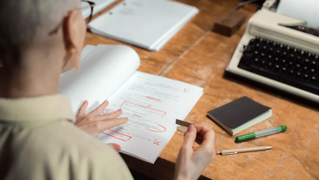 A una persona le cuesta menos de un minuto pedirle a la Inteligencia Artificial un guion redactado / CANVA A una persona le cuesta menos de un minuto pedirle a la Inteligencia Artificial un guion redactado / CANVA