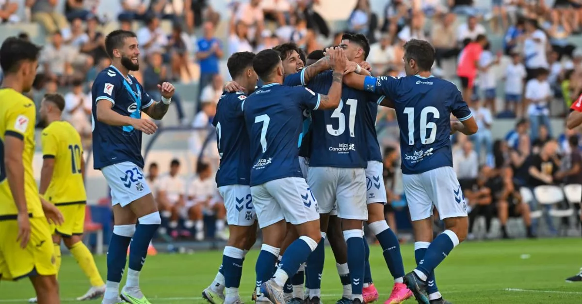 Los jugadores del CD Tenerife celebran el primer gol ante el Villareal B en el último compromiso de pretemporada, cuando se alzaron con el Trofeo Teide./ CD TENERIFE.