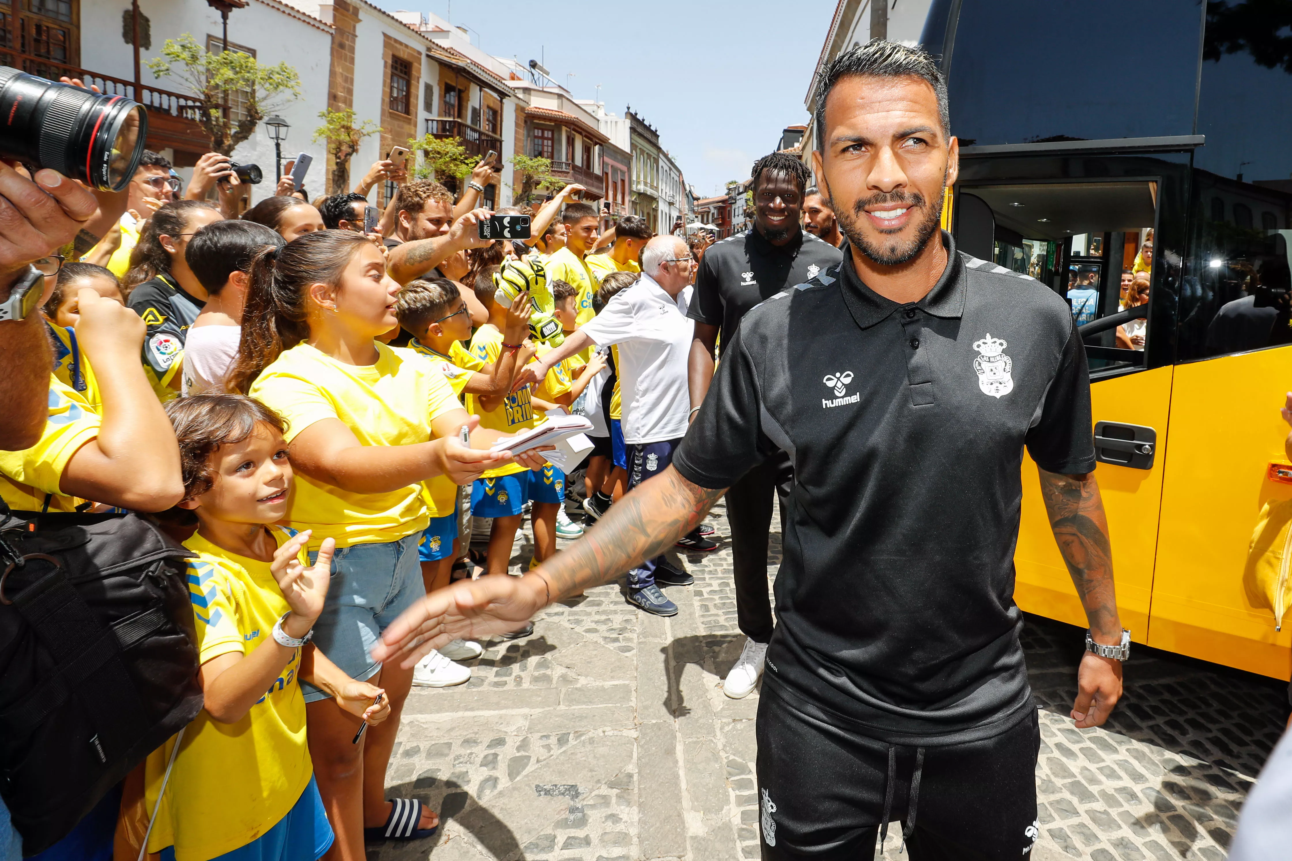 Jonathan Viera saluda a aficionados de la UD Las Palmas en Teror. / ELVIRA URQUIJO A. - EFE