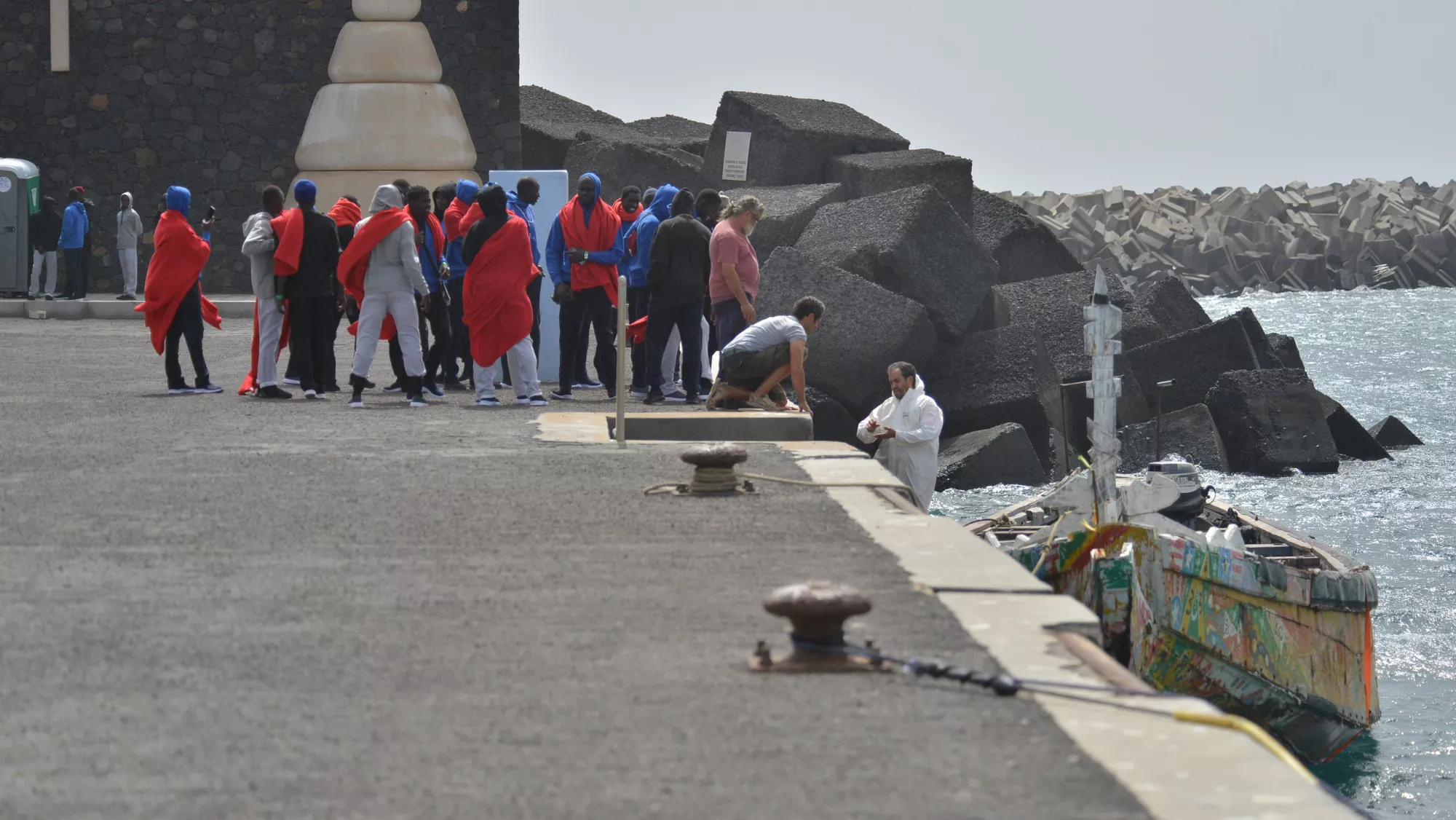 A lo largo del viernes dos cayucos, uno con 105 y otro con 62 inmigrantes, arribaron a El Hierro./ EFE - GELMERT FINOL.