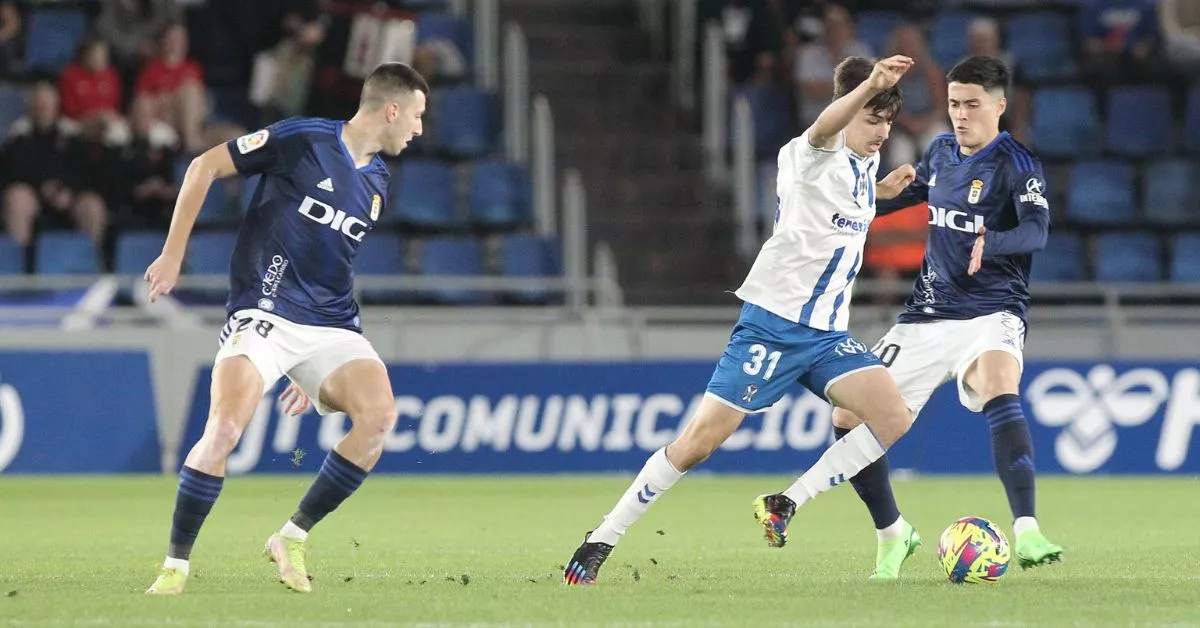 Teto conduce el balón en la última visita del Oviedo al Heliodoro, cuando los asturianos se impusieron por 0-1./ CD TENERIFE.