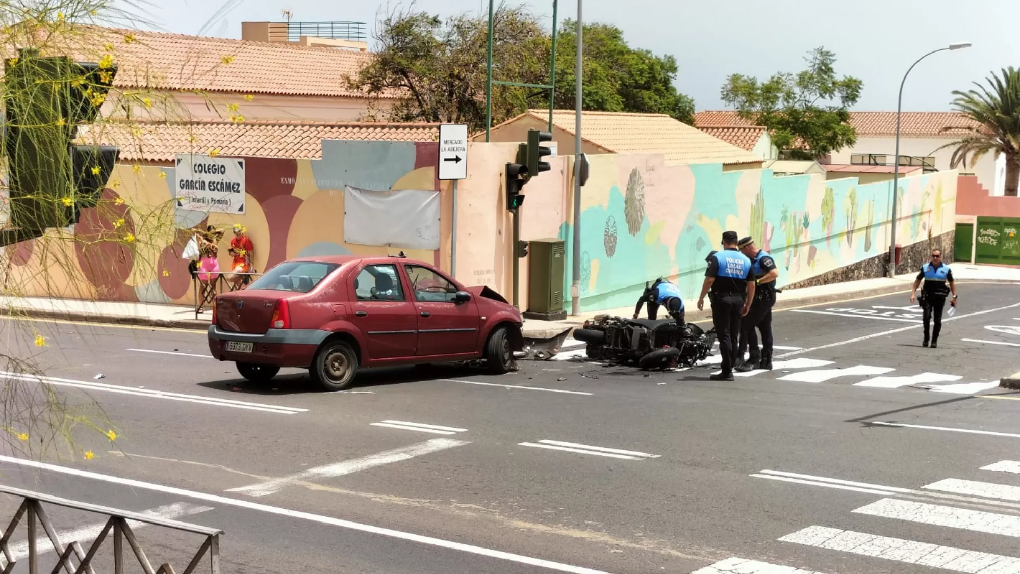 Un vehículo y una moto colisionaron en el cruce de la carretera general de El Rosario / ATLÁNTICO HOY