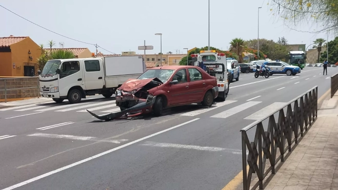 Una grúa retira el coche afectado tras la colisión con la moto / ATLÁNTICO HOY Una grúa retira el coche afectado tras la colisión con la moto / ATLÁNTICO HOY