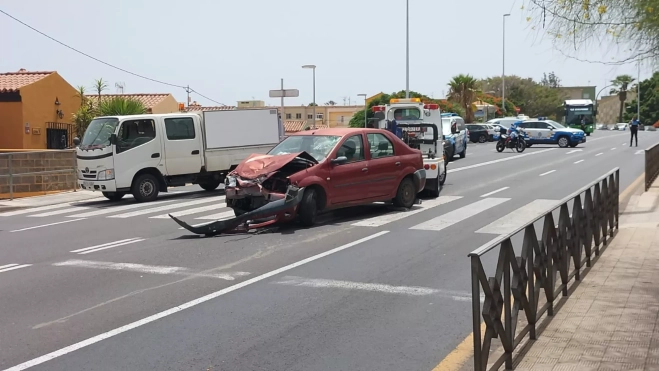 Una grúa retira el coche afectado tras la colisión con la moto / ATLÁNTICO HOY