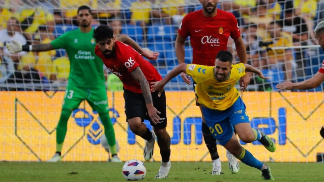 El jugador de la UD Las Palmas Kirian (d) y el jugador del RCD Mallorca Samu (i)/ EFE - ELVIRA URQUIJO El jugador de la UD Las Palmas Kirian (d) y el jugador del RCD Mallorca Samu (i)/ EFE - ELVIRA URQUIJO