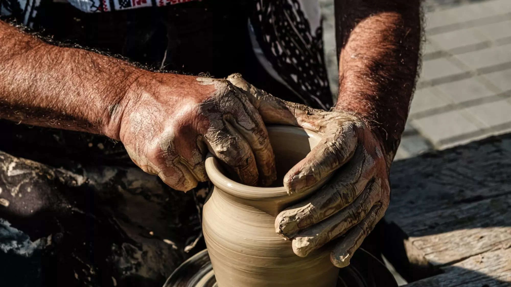 Una personas realizando un trabajo de artesanía / UNSPLASH