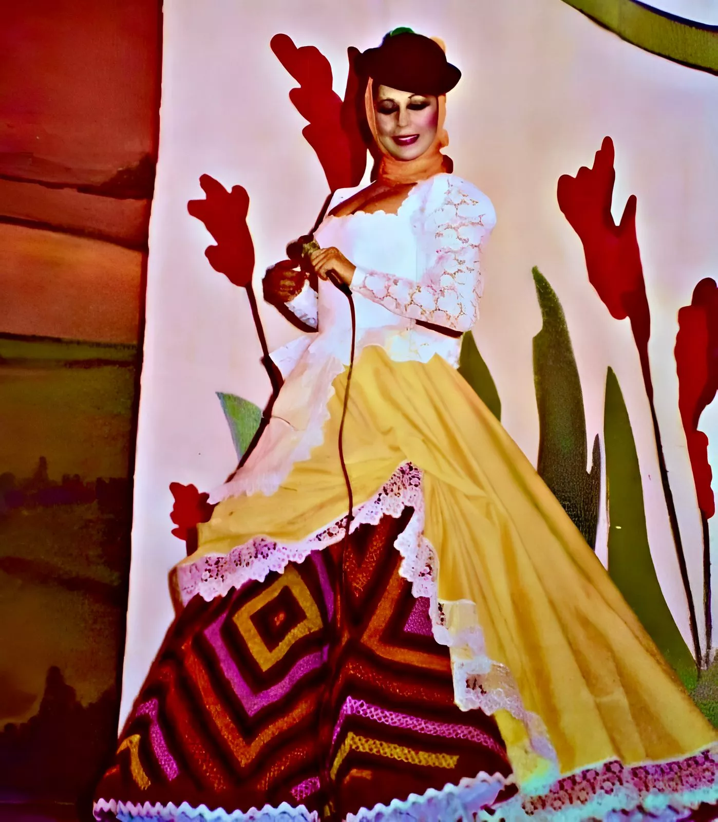 Imagen de Isabel Pantoja vistiendo con un peculiar traje de típica canaria. / CEDIDA