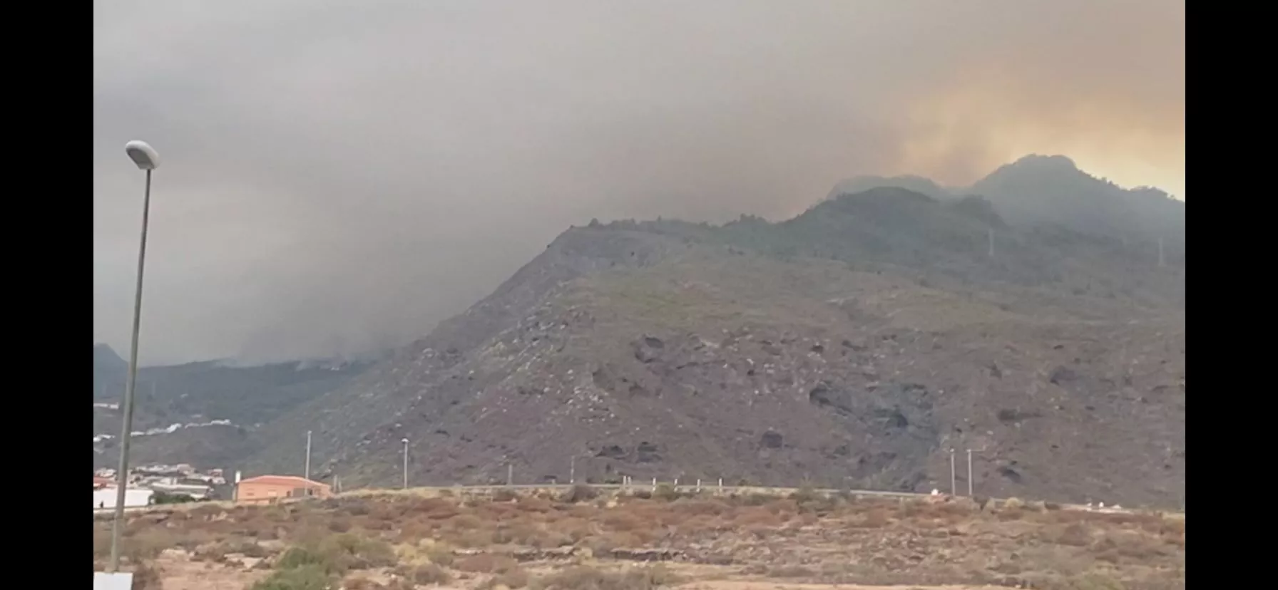 Incendio de Arafo y Candelaria a primera hora de la mañana de este miércoles. / ATLÁNTICO HOY Incendio de Arafo y Candelaria a primera hora de la mañana de este miércoles. / ATLÁNTICO HOY