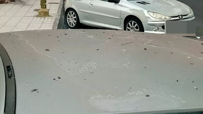El techo de un coche en Candelaria lleno de ceniza del incendio. / ATLÁNTICO HOY