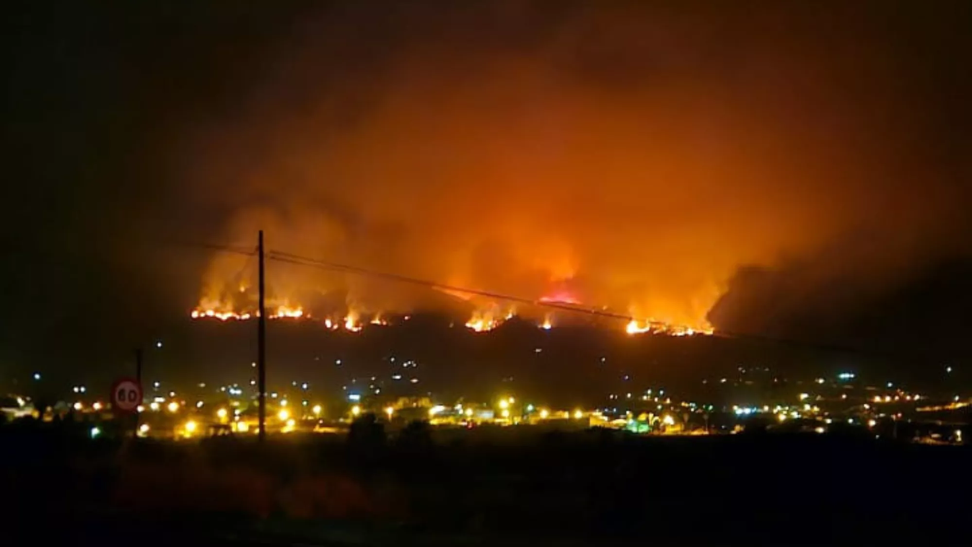 Incendio de Arafo y Candelaria durante la noche. / CEDIDA Incendio de Arafo y Candelaria durante la noche. / CEDIDA
