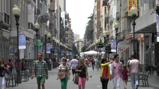 Gente paseando por la calle Triana, en Las Palmas de Gran Canaria. / ARCHIVO Gente paseando por la calle Triana, en Las Palmas de Gran Canaria. / ARCHIVO