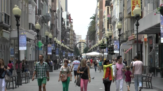 Gente paseando por la calle Triana, en Las Palmas de Gran Canaria / ARCHIVO