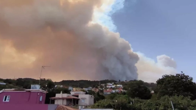 El humo del incendio desde Agua García. / CEDIDA