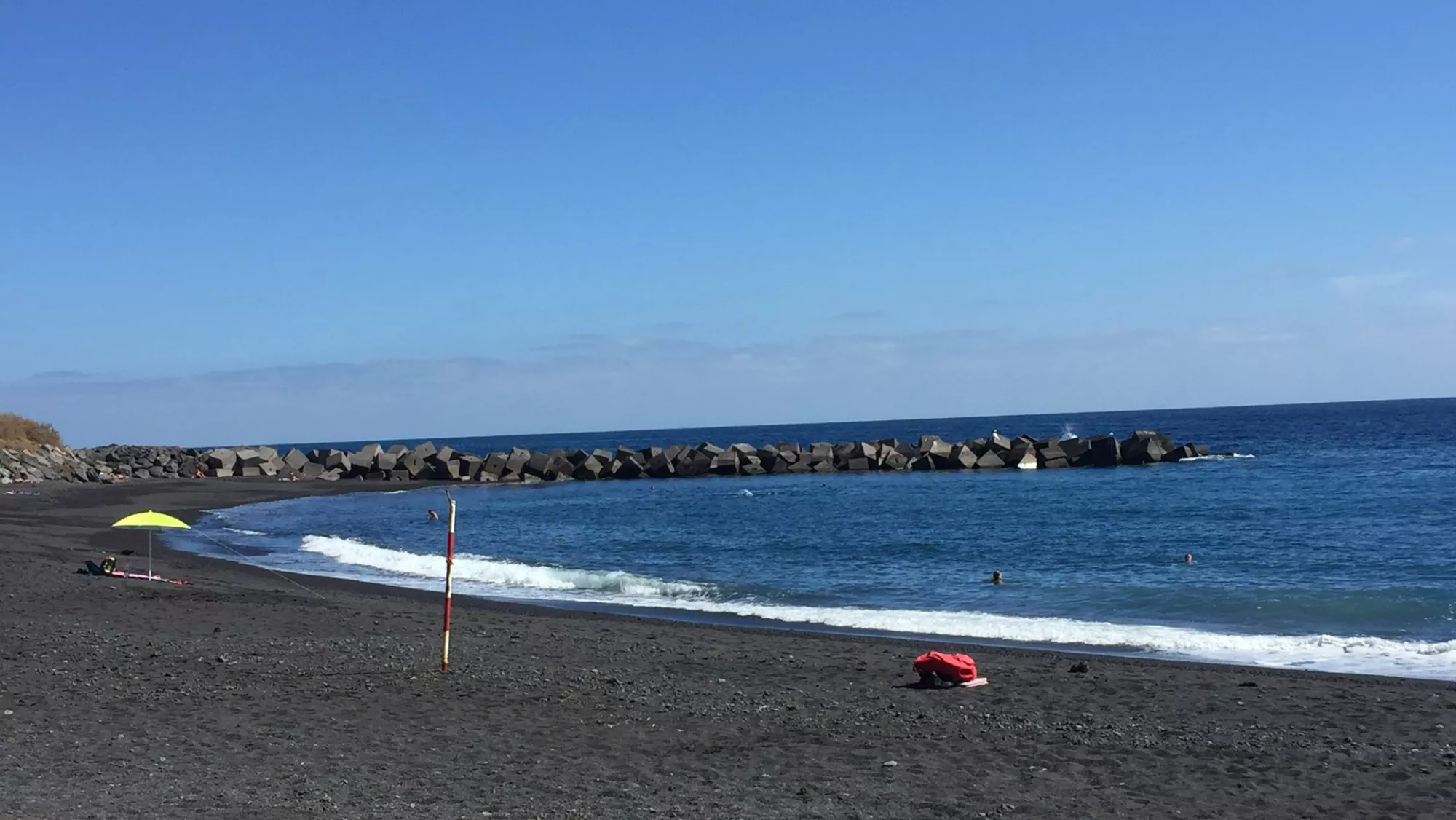 Playa del Socorro, en Güímar (Tenerife), donde se multa habitualmente por aparcar dominio público marítimo terrestre./ ARCHIVO Playa del Socorro, en Güímar (Tenerife), donde se multa habitualmente por aparcar dominio público marítimo terrestre./ ARCHIVO