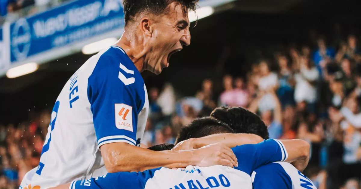 Aitor Buñuel celebra el gol de Enric Gallego ante el Oviedo en el estreno liguero en el Heliodoro./ CD TENERIFE.