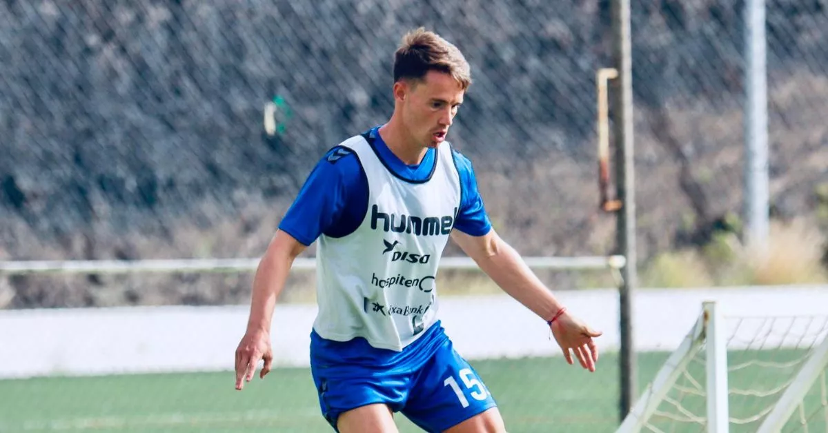 Pablo Larrea se marcha del CD Tenerife tras dos temporadas como blanquiazul en un momento de escasez de efectivos en su demarcación./ CD TENERIFE