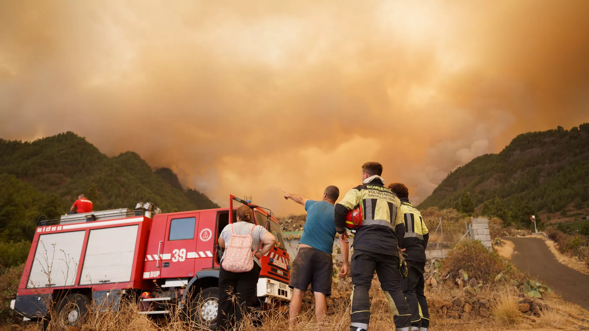 Vecinos de Igueste de Candelaria que se han desalojado por el incendio forestal de Tenerife, 112 Canarias informa de las siguientes / EFE - RAMÓN DE LA ROCHA
