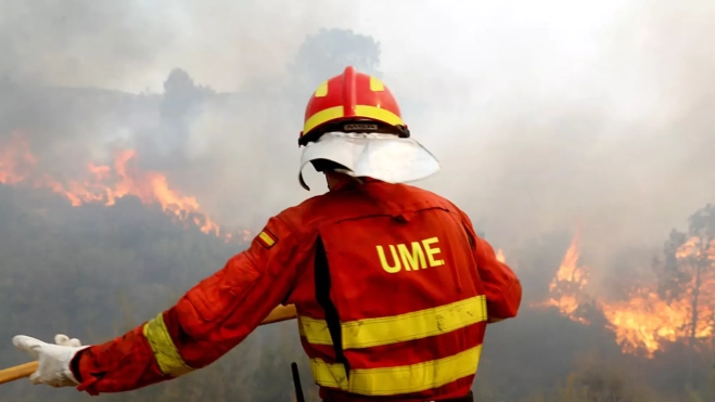 La Unidad Militar de Emergencias trabaja en el incendio de Tenerife / EFE