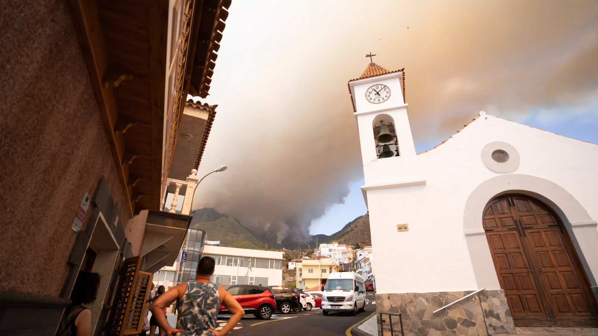 Vecinos observan el humo que desprende el incendio forestal en Tenerife / RAMÓN DE LA ROCHA - EFE