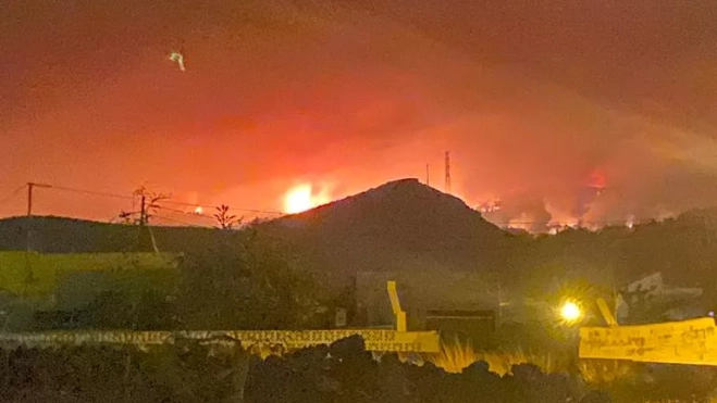 El incendio detrás de la montaña de El Picacho, en Barranco Hondo. / ATLÁNTICO HOY