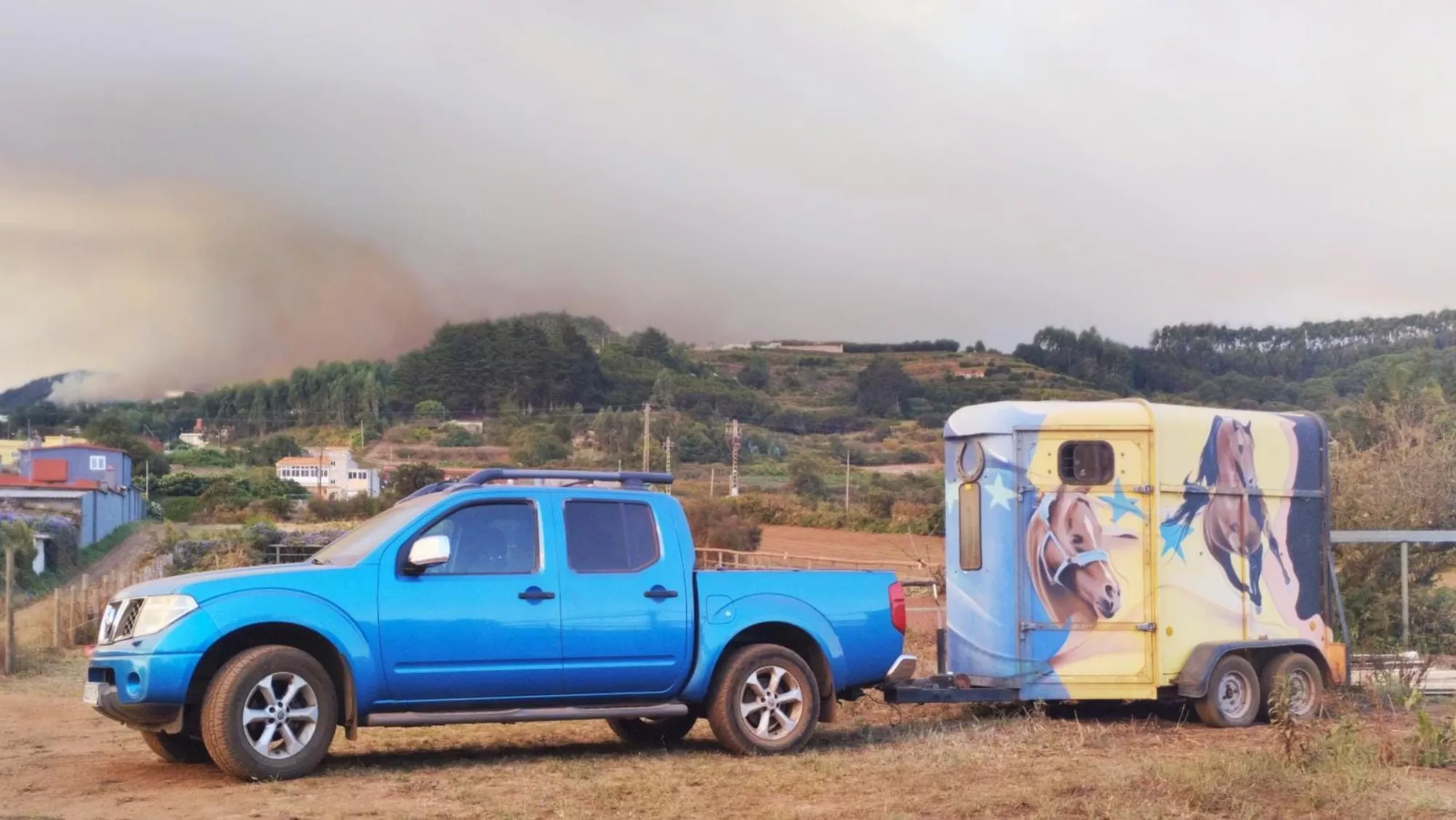 Remolque del centro de hípica Los Caireles, que está rescatando animales en las zonas afectadas por el incendio en Tenerife./ CEDIDA