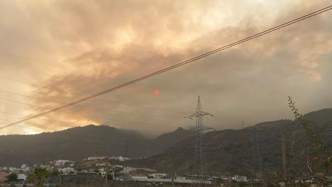 El humo del incendio tapa el sol en Candelaria. / ATLÁNTICO HOY