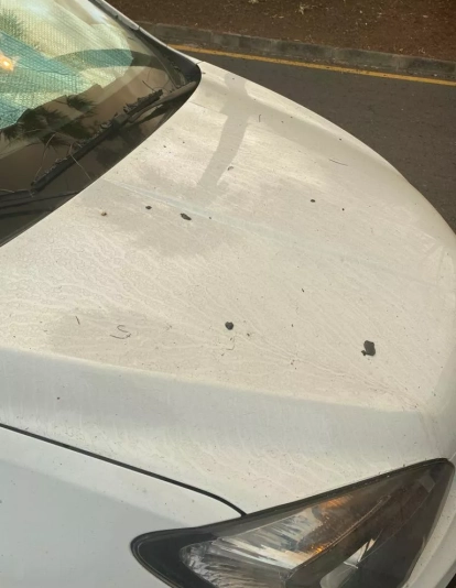 Un coche afectado por la lluvia de ceniza en Barranco Hondo. / ATLÁNTICO HOY