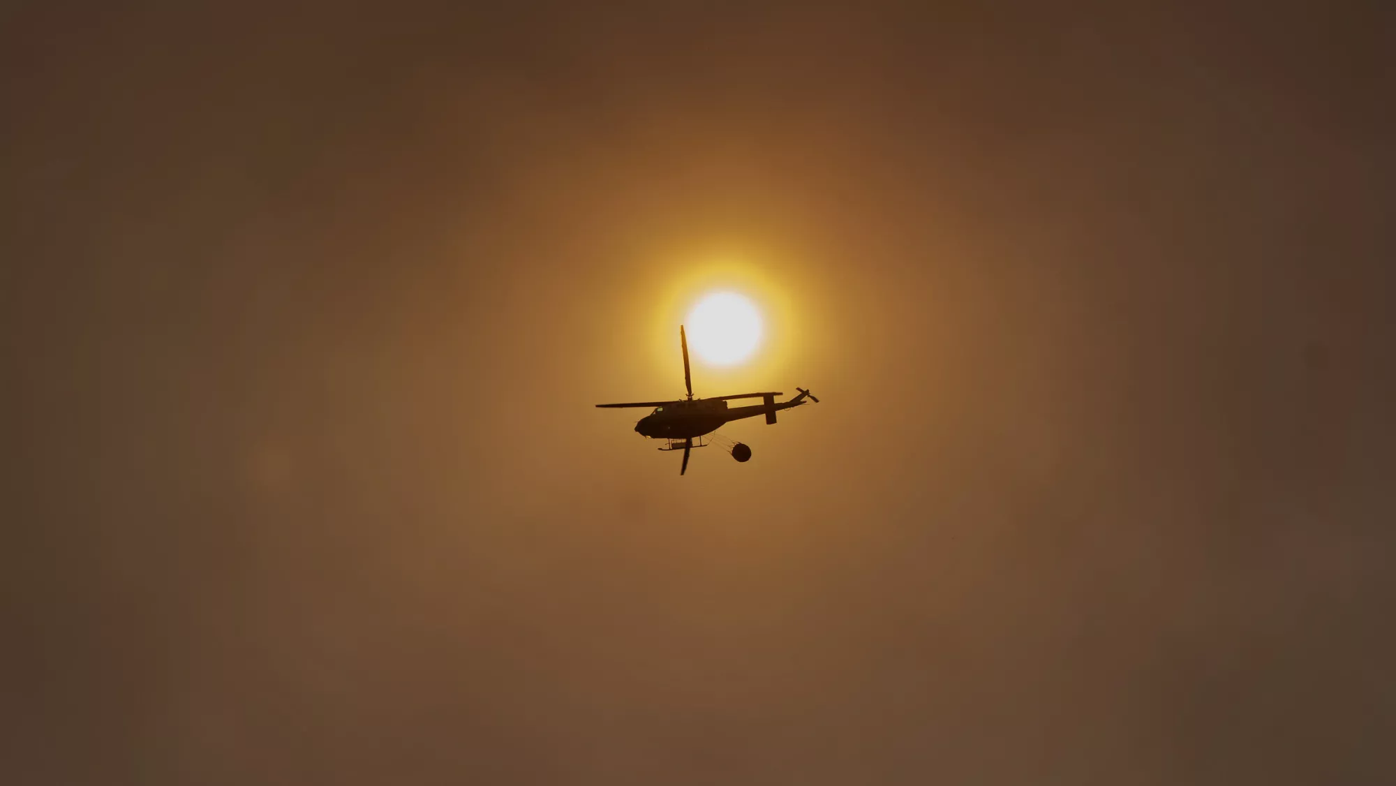 Un helicóptero operando en un incendio forestal en Canarias / RAMÓN DE LA ROCHA - EFE