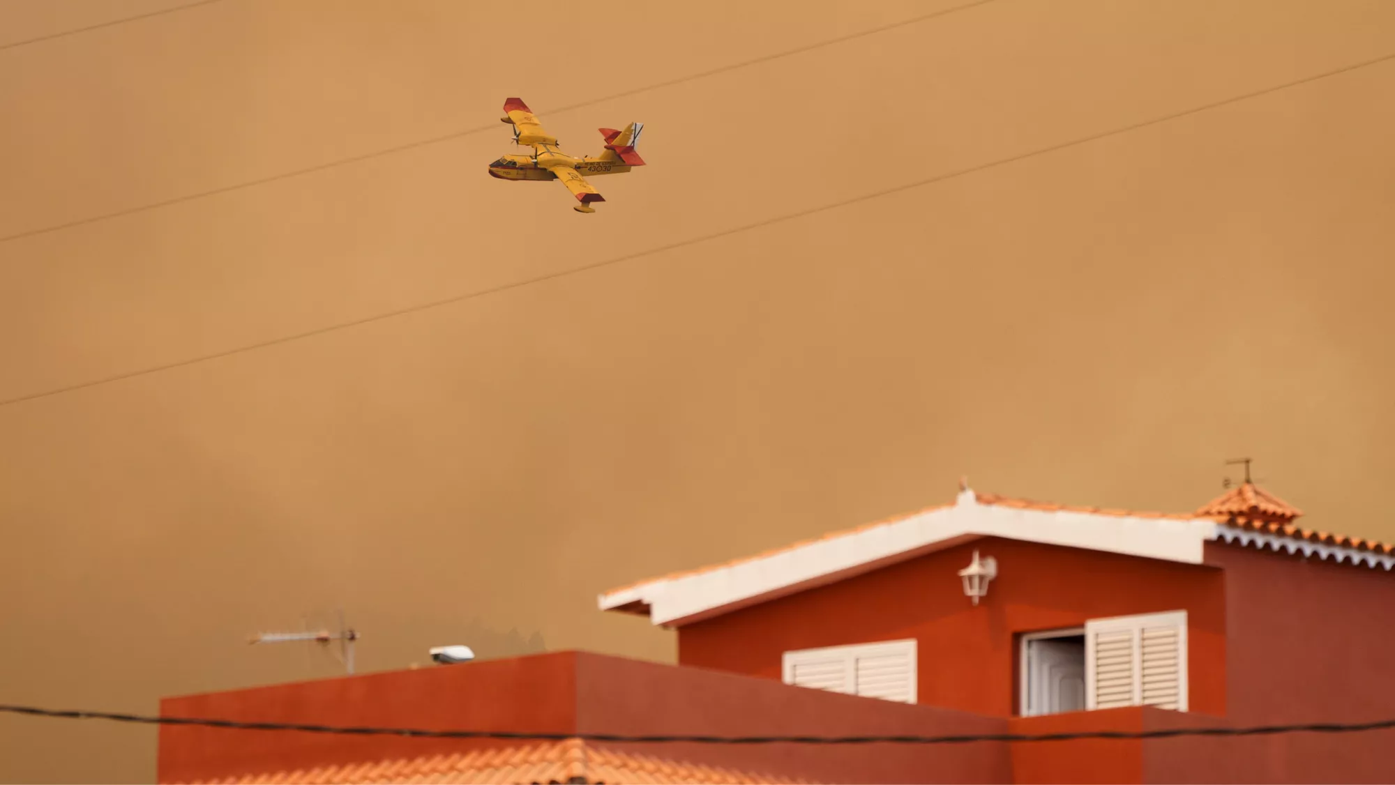 Tres hidroaviones participan en las labores de extinción de incendio forestal en El Rosario / EFE - RAMÓN DE LA ROCHA