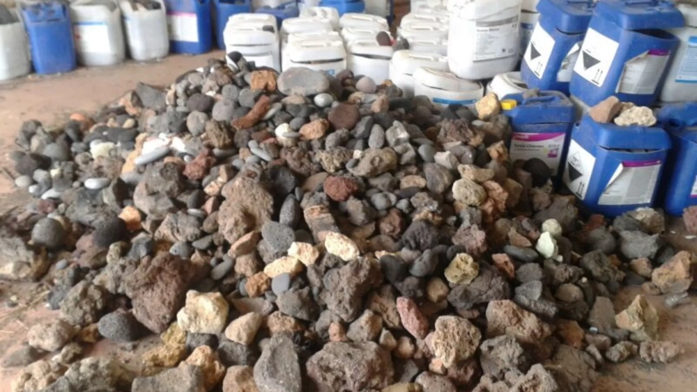 Miles de piedras volcánicas retiradas de los equipajes de los viajeros en Tenerife Norte en 2013./ @KaheliES 