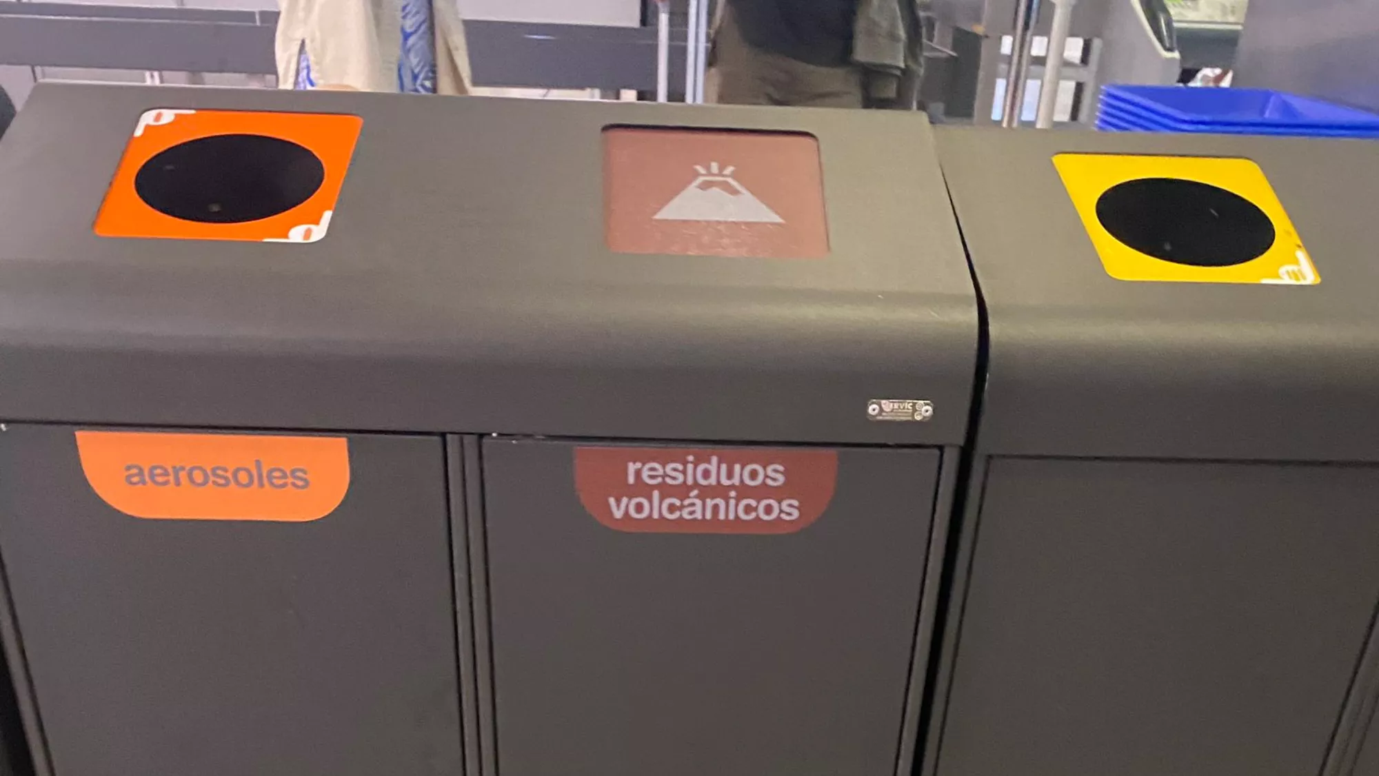 Un contenedor de residuos volcánicos en el aeropuerto de Tenerife Norte - Los Rodeos./ @Ibaisit0