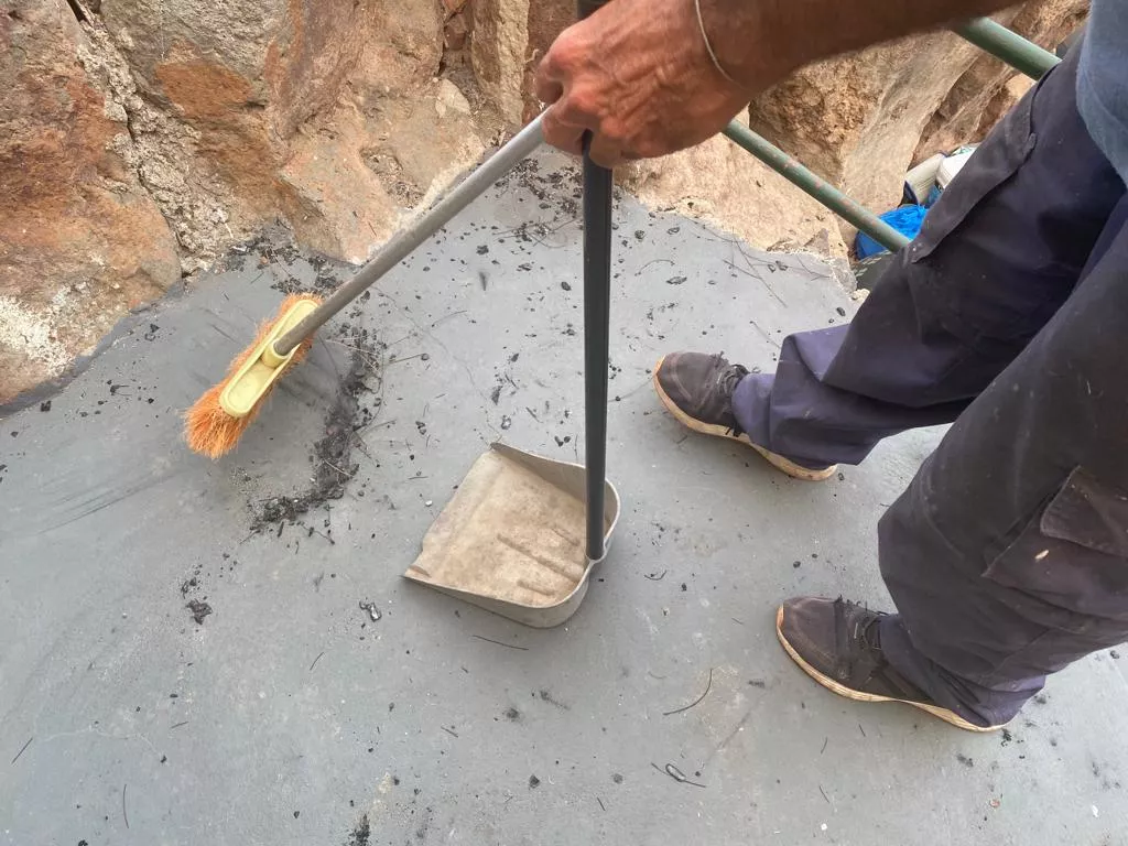 Los vecinos barren la ceniza del incendio. / ATLÁNTICO HOY