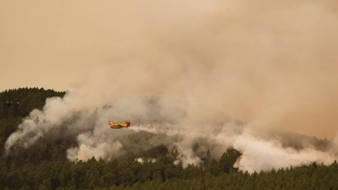 Avión anfibio descargando agua en el incendio forestal / RAMÓN DE LA ROCHA - EFE