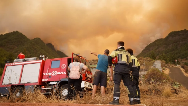 Un retén de bomberos en la zona de Los Márgenes, en el pueblo de Igueste de CandelariaRAMÓN DE LA ROCHA EFE