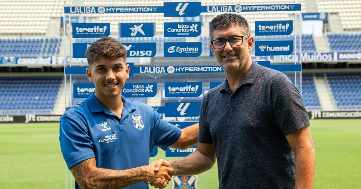 Pablo Hernández y Mauro Pérez confirmaron sobre el verde del Heliodoro la inclusión del canterano en la primera plantilla./ CD TENERIFE.
