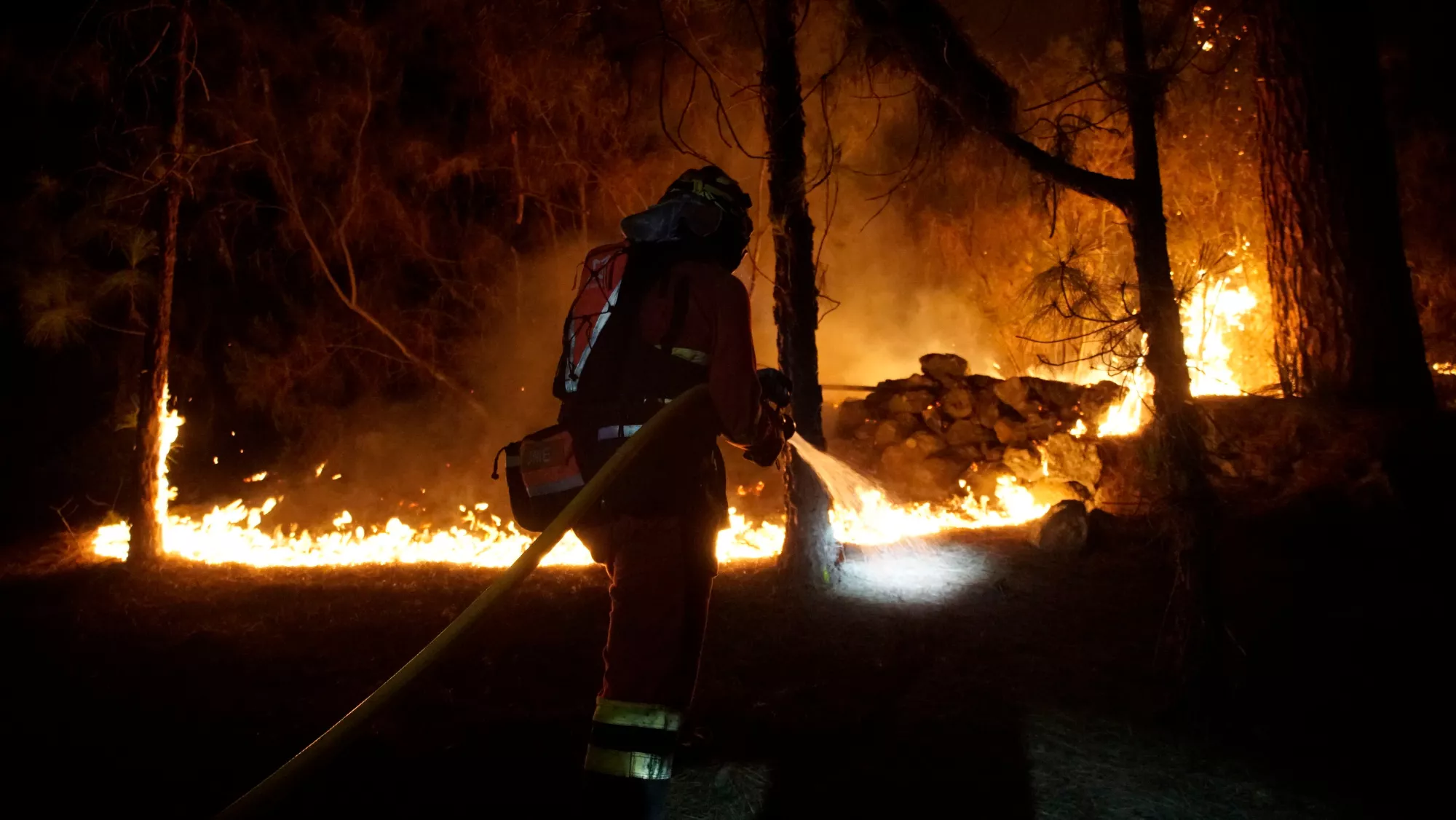 Miembros de la Unidad militar de Emergencias (UME) trabajan en labores de extinción del incendio forestal de la isla de Tenerife, las quemas prescritas forman parte de ellas / EFE - UME