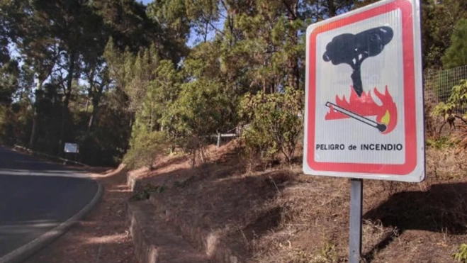 Imagen de un cartel de Peligro de Incendio en Canarias / FÉNIX CANARIAS