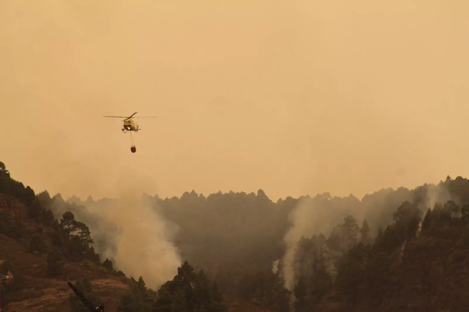 Un helicóptero apagando el fuego de Tenerife, Canarias. / ATLÁNTICO HOY 