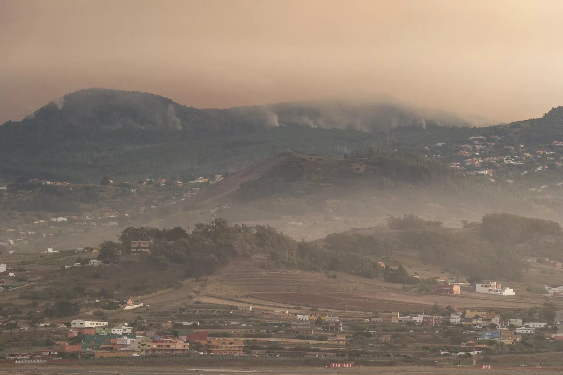 El incendio forestal declarado en la isla de Tenerife visto desde la localidad de La Esperanza, en el municipio de El Rosario./ EFE/ ALBERTO VALDÉS