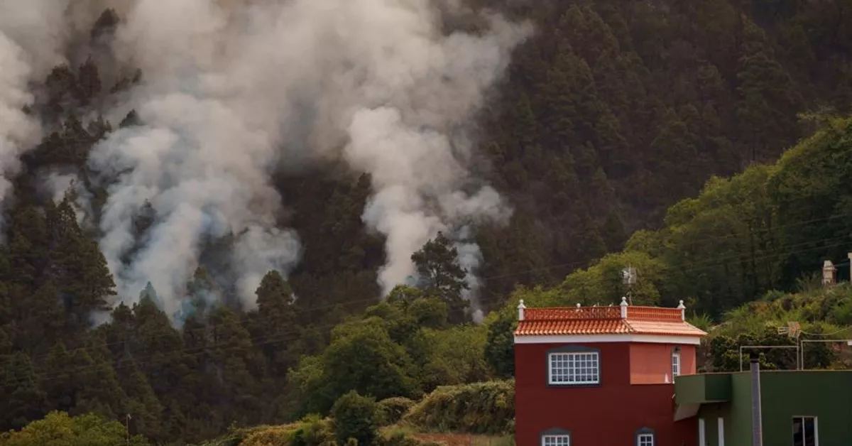 Una vivienda amenazada./ RAMÓN DE LA ROCHA - EFE