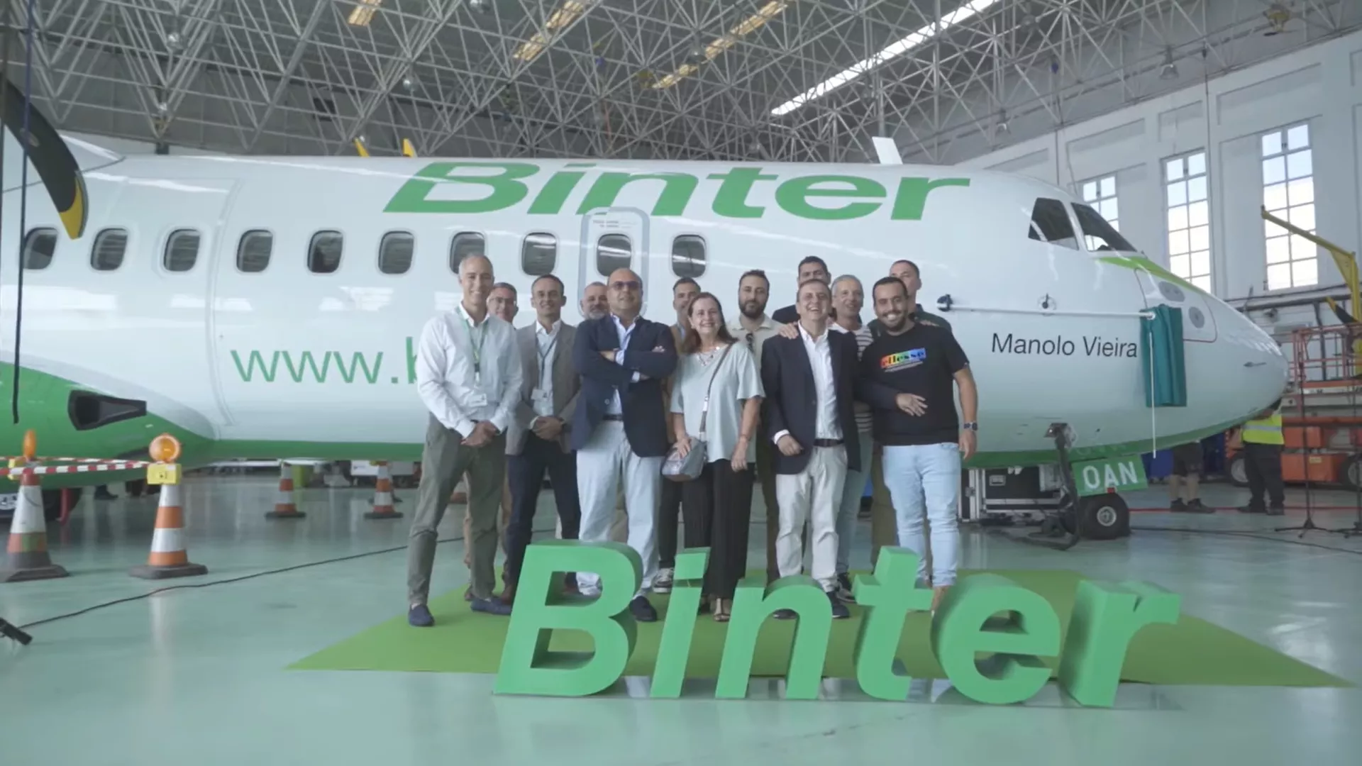 Avión de Binter 'Manolo Vieira' en el acto de presentación./ CEDIDA