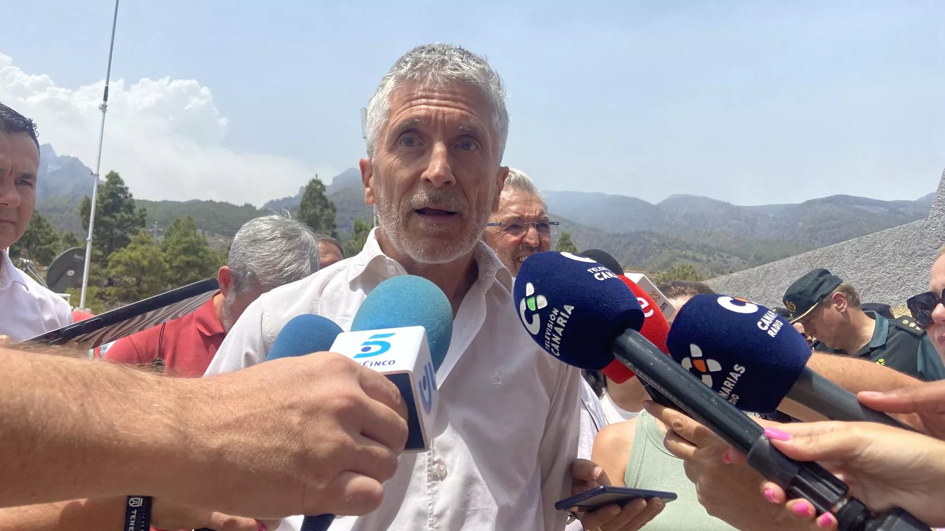 El ministro del Interior, Fernando Grande-Marlaska ha viajado a Tenerife para conocer la situación del incendio forestal que afecta a la isla desde el pasado martes y en el que actúan numerosos medios procedentes del Estado. EFE/Carla Domínguez