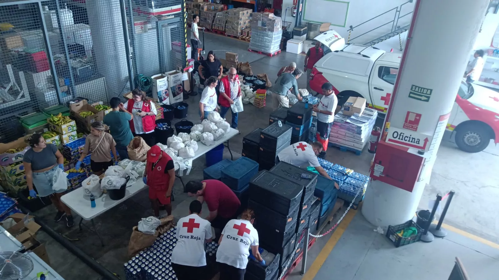 Actuación de la Cruz Roja en el incendio de Tenerife, repartiendo comida./ CEDIDA Actuación de la Cruz Roja en el incendio de Tenerife, repartiendo comida./ CEDIDA