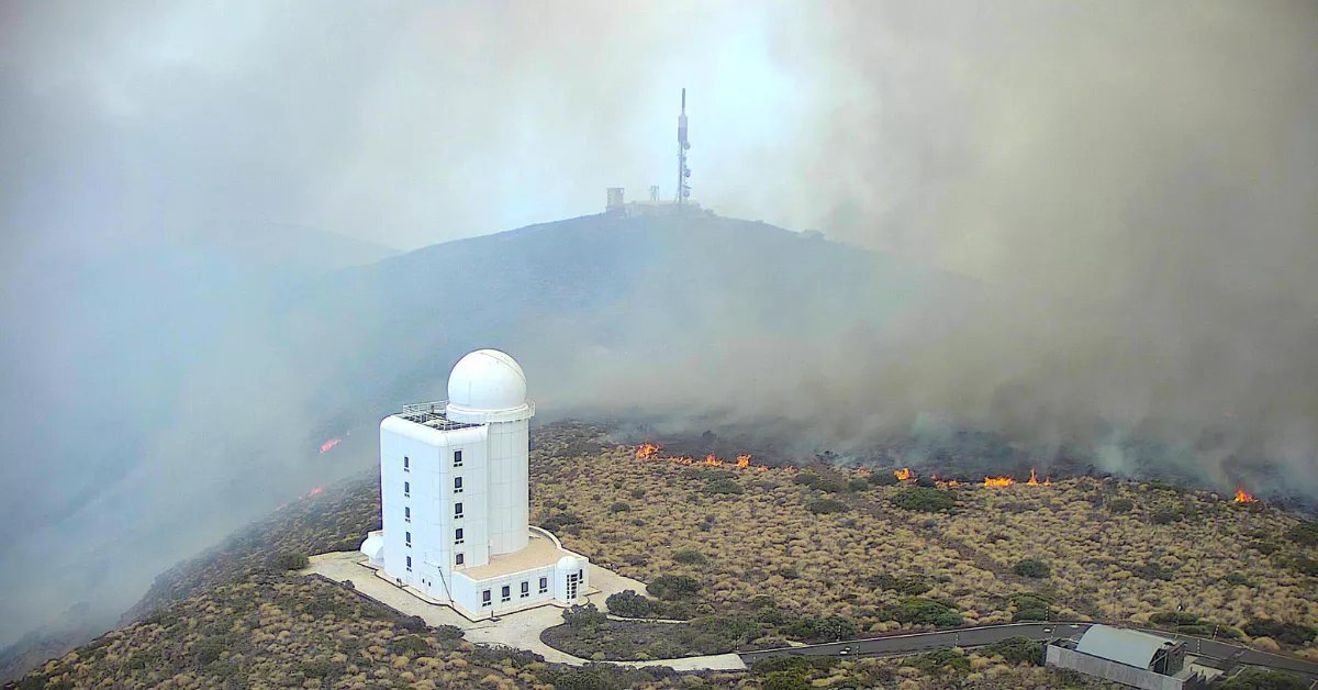 Telescopio Solar THEMIS del Observatorio del Teide durante el incendio forestal / INSTITUTO DE ASTROFÍSICA DE CANARIAS