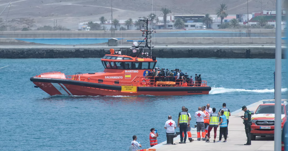 Salvamento Marítimo en el rescate de una embarcación de migrantes / EFE - CARLOS DE SÁA Salvamento Marítimo en el rescate de una embarcación de migrantes / EFE - CARLOS DE SÁA