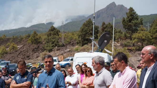 El presidente en funciones, Pedro Sánchez, comparece ante los medios en el Puesto de Mando Avanzado en Arafo, junto al resto de autoridades políticas / EFE / RAMÓN DE LA ROCHA