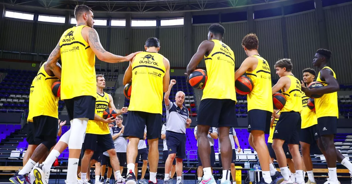 Los jugadores del CB Canarias regresaron al Santiago Martín para completar su primer entrenamiento tras la charla de Txus Vidorreta./ CB CANARIAS.