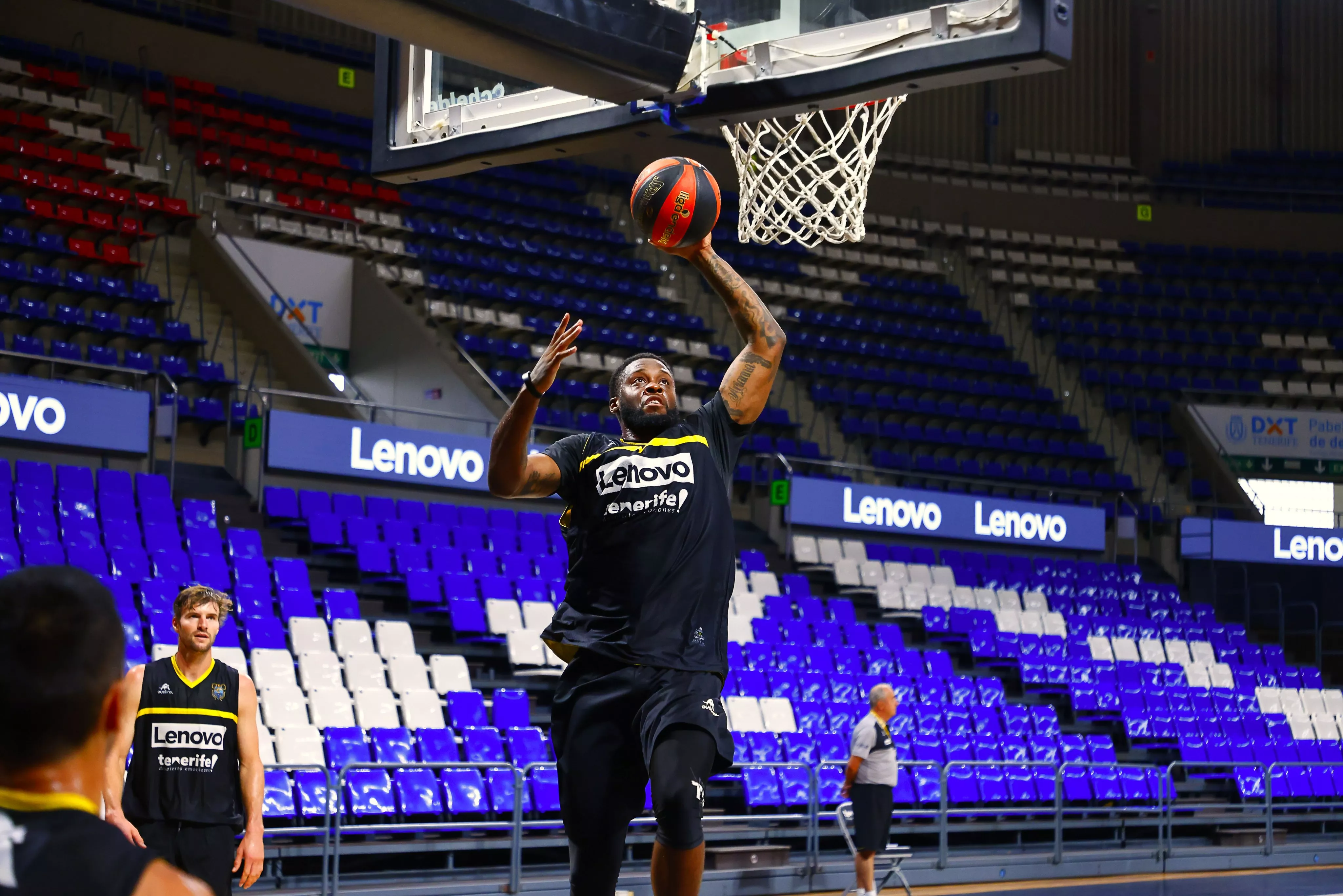 Elgin Cook será duda hasta última para el partido ante Bilbao Basket por unas molestias en la rodilla tras una caída en el duelo de Champions frente a Darussafaka./ CB CANARIAS.
