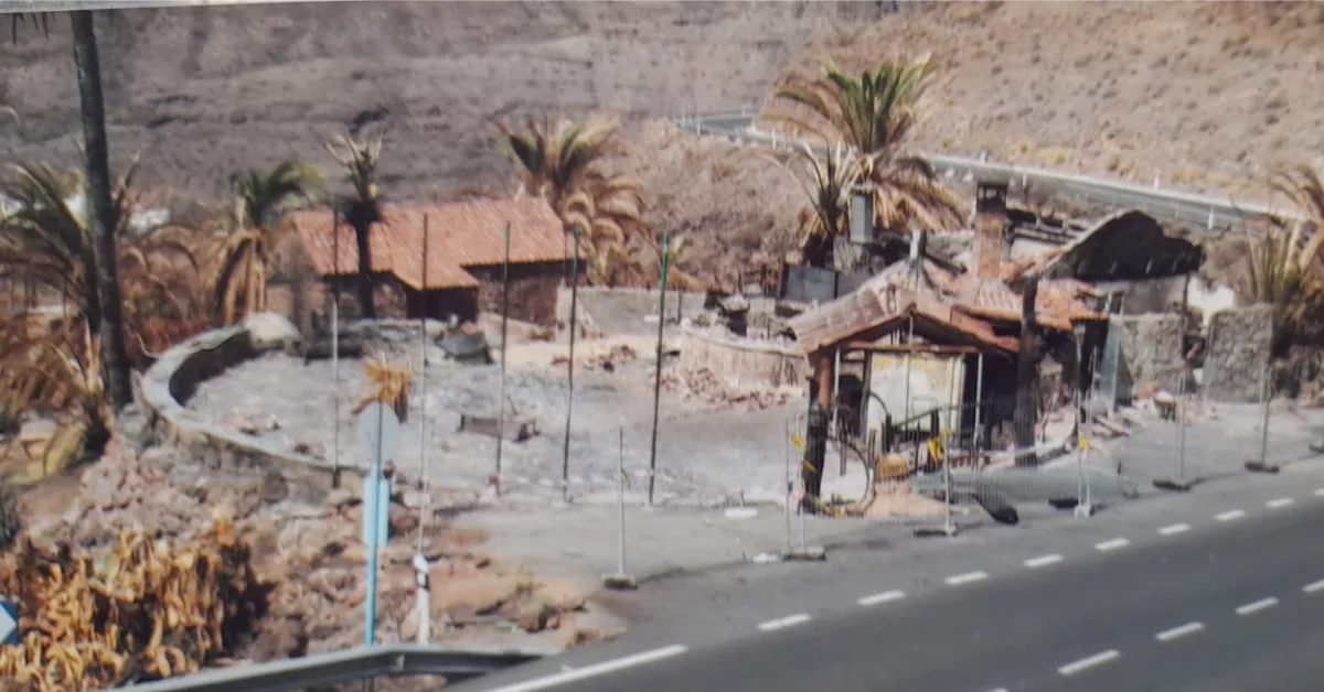 Imagen de cómo quedo el Restaurante Las Cañadas después del incendio de 2007 en Gran Canaria / CEDIDA